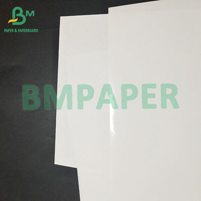 Klar gedrucktes weißes, feuchtiges, metallisiertes Papier für Etiketten auf der Außenseite der Flasche