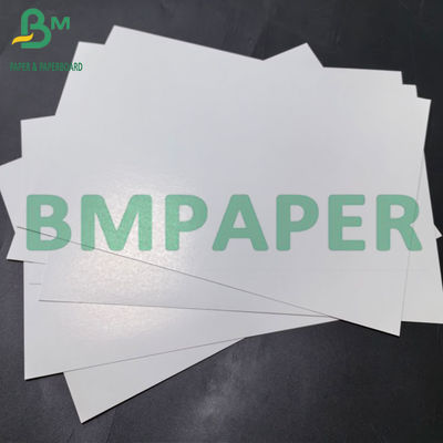 300 g doppelseitig beschichtetes Kartonpapier mit schwarzem Kern