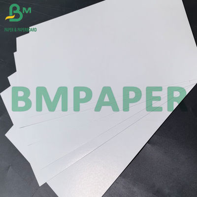 300 g doppelseitig beschichtetes Kartonpapier mit schwarzem Kern