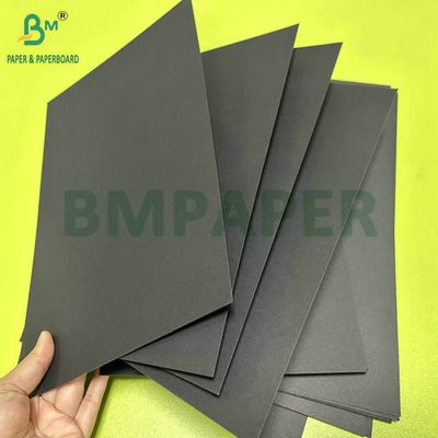 400 Gramm 450 Gramm unbeschichtetes Massivschwarzes Zellstoffpapier für den Fotoraum 400 x 400 mm
