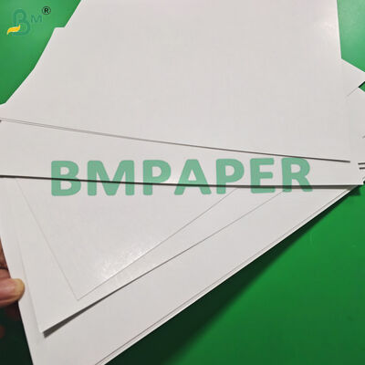 300GSM 310GSM Spielkartenkarton Glatte Oberfläche Schwarzer Kern 640 x 900mm